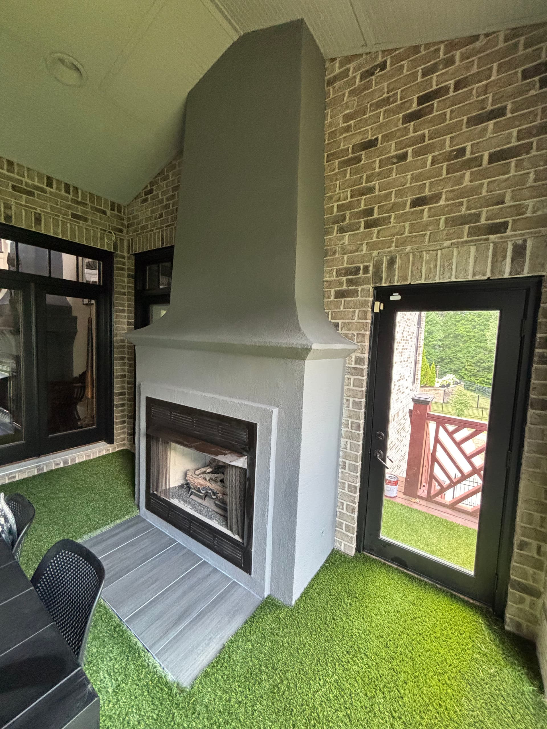 Gallery photos for Brentwood Screen Room Goes From Dated to Dialed In: Image #1