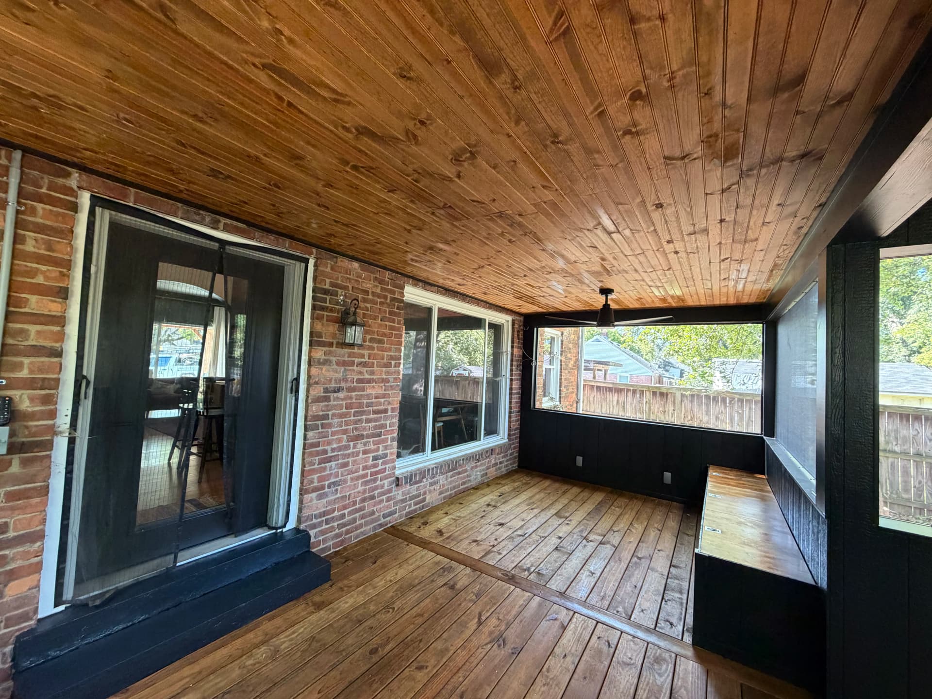 Gallery photos for Screen Room and Deck Combo That Actually Wows: Image #3