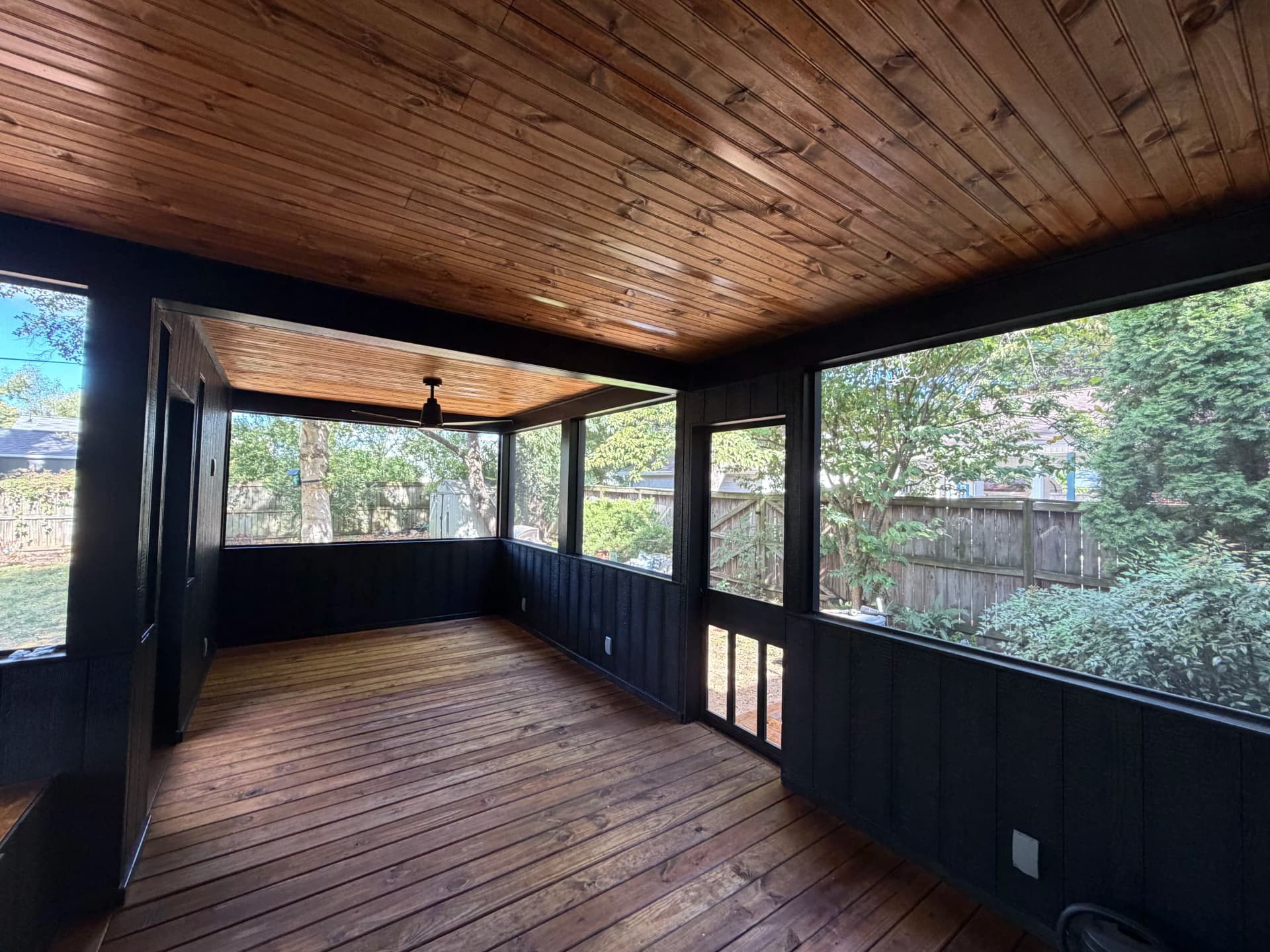 Gallery photos for Screen Room and Deck Combo That Actually Wows: Image #2